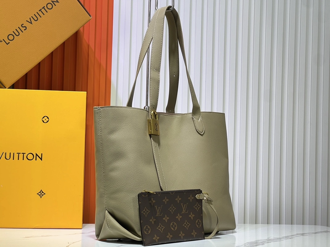 Louis Vuitton AAA Quality Shoulder Bags For Women Efficient 925