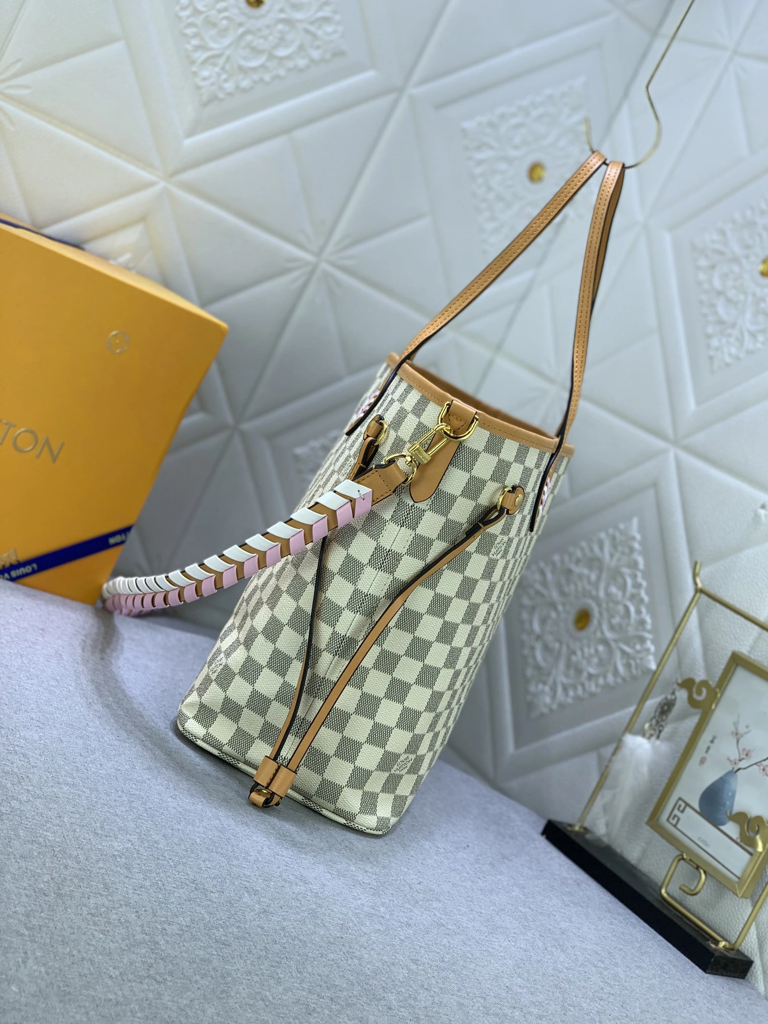 Louis Vuitton AAA Quality Shoulder Bags For Women EyeCatching 5833 - Image 4