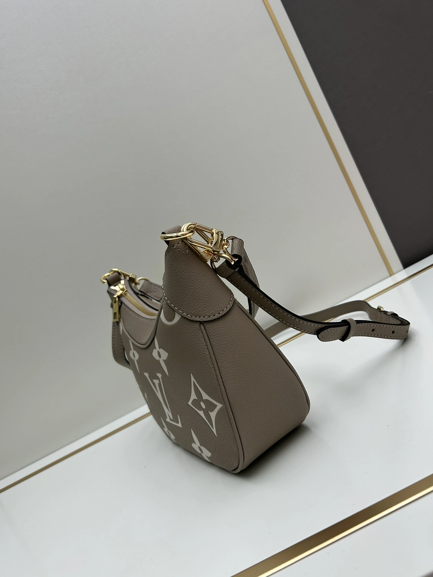 Louis Vuitton AAA Quality Shoulder Bags For Women Practical 4640