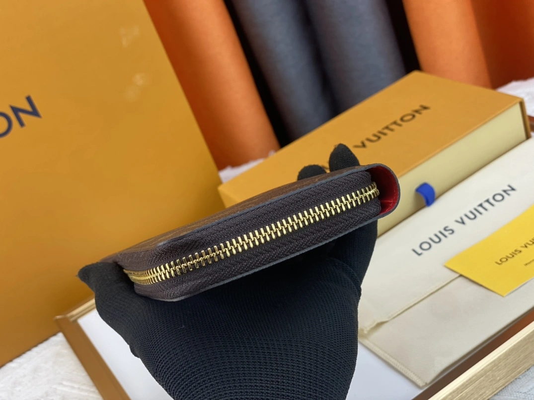 Louis Vuitton AAA Quality Wallets Comfortable 3593 - Image 3