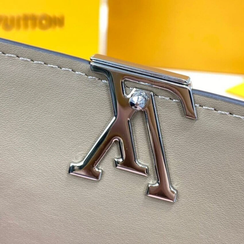 Cowhidele Louis Vuitton Capucines Compact Wallet - Image 7