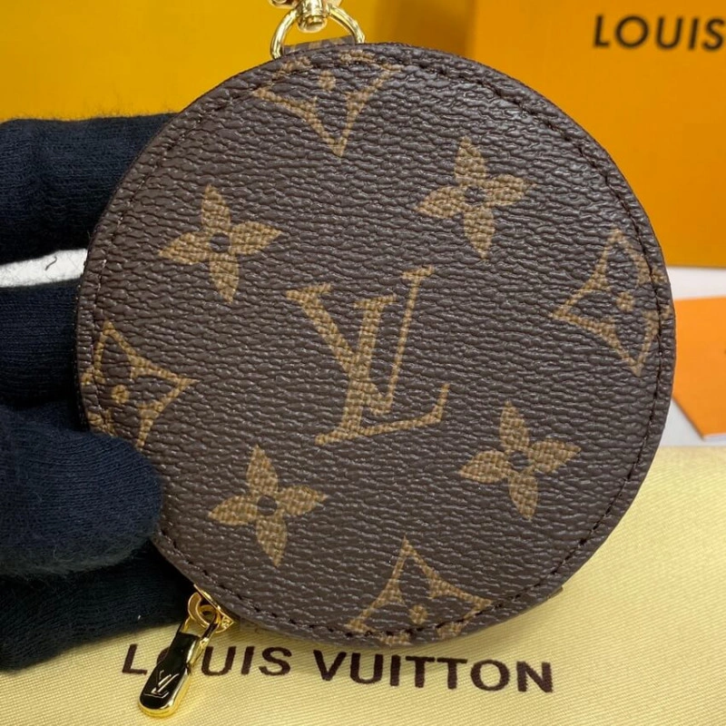 Goldcolor Louis Vuitton Monogram Round Coin Purse - Image 3