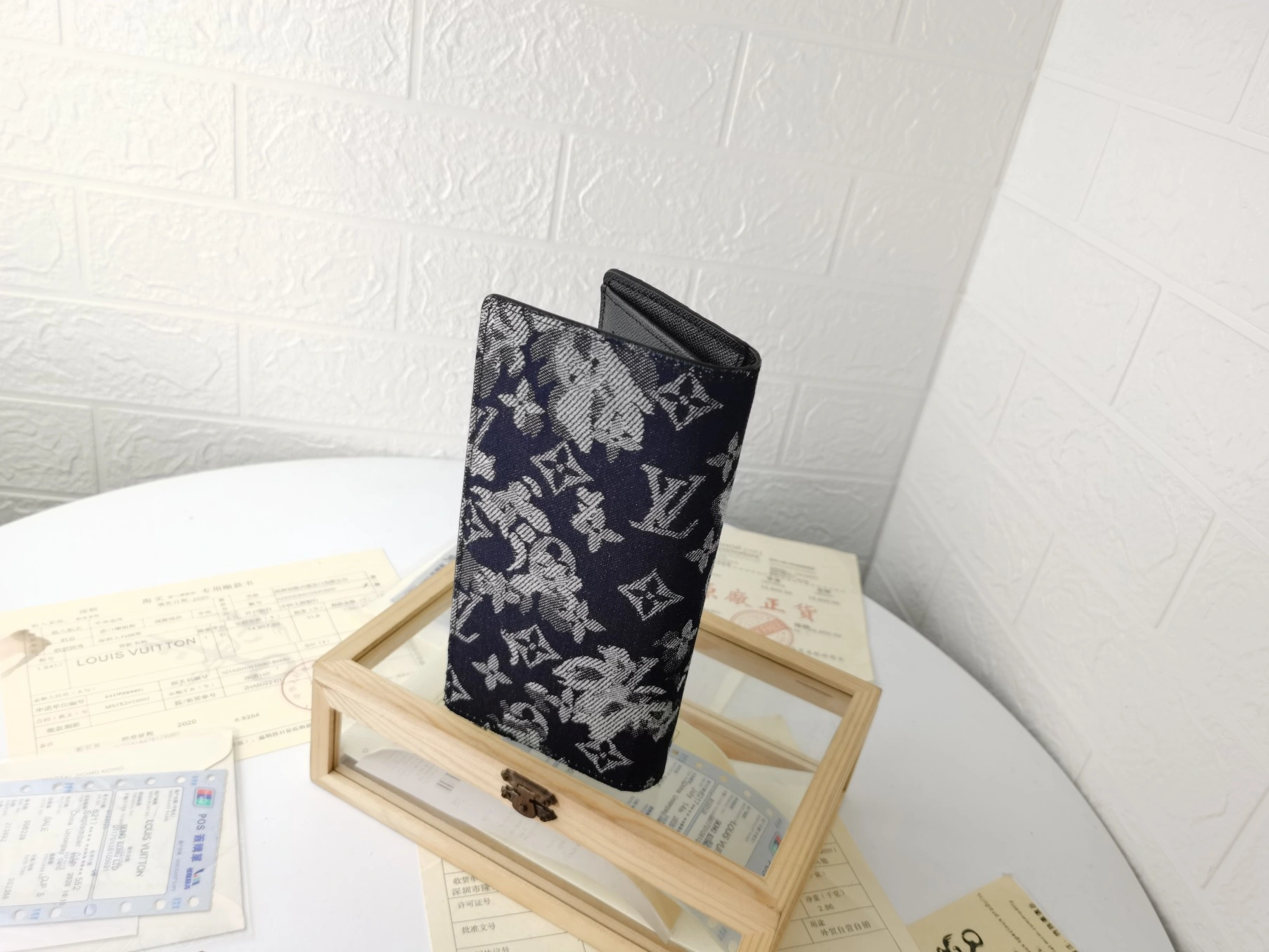 Minimalist 3298 Louis Vuitton LV Card Case For Unisex - Image 4