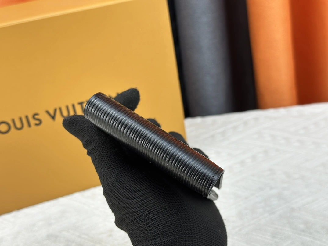 Reliable 2246 Louis Vuitton LV Wallets For Unisex - Image 4