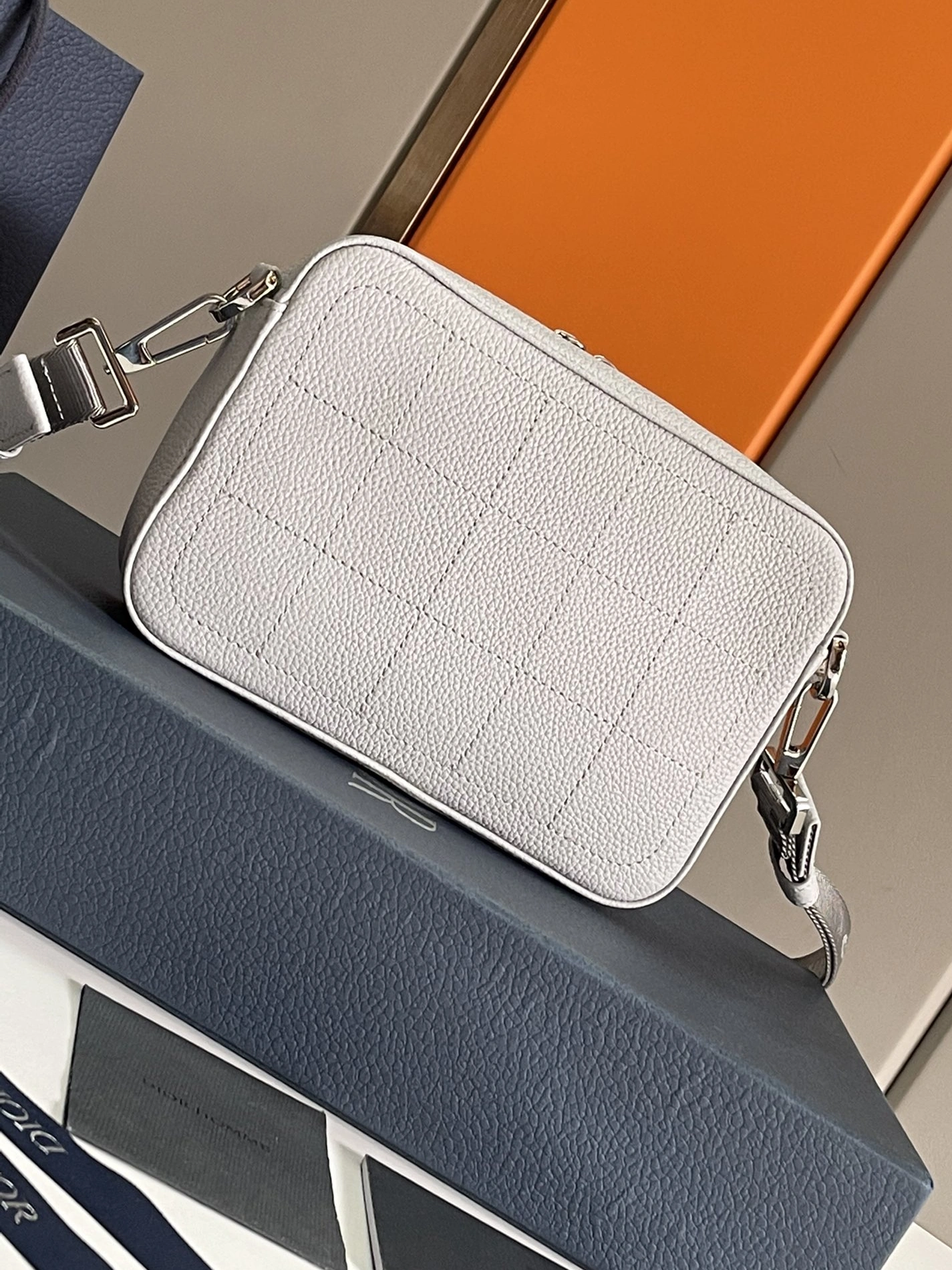 Resilient 3559 Christian Dior AAA Man Messenger Bags - Image 3