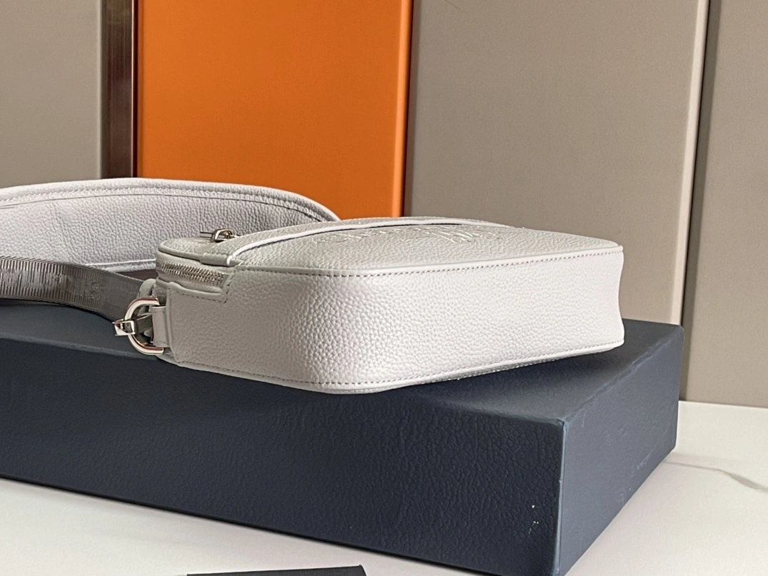 Resilient 3559 Christian Dior AAA Man Messenger Bags - Image 4