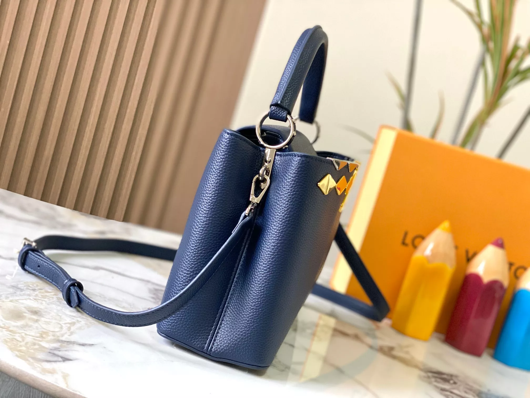 Soft 5671 Louis Vuitton AAA Quality Messenger Bags For Women