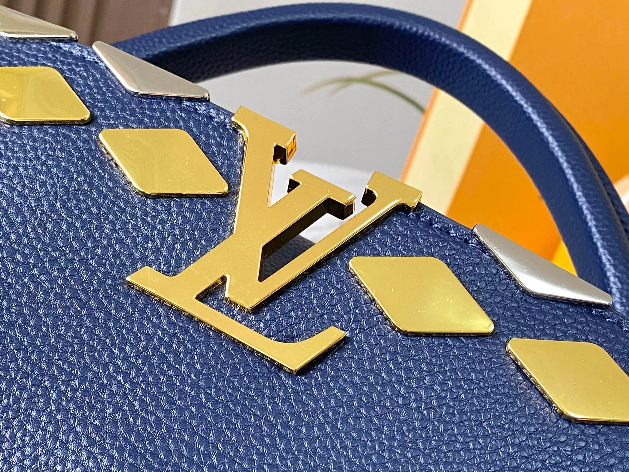 Soft 5671 Louis Vuitton AAA Quality Messenger Bags For Women - Image 5