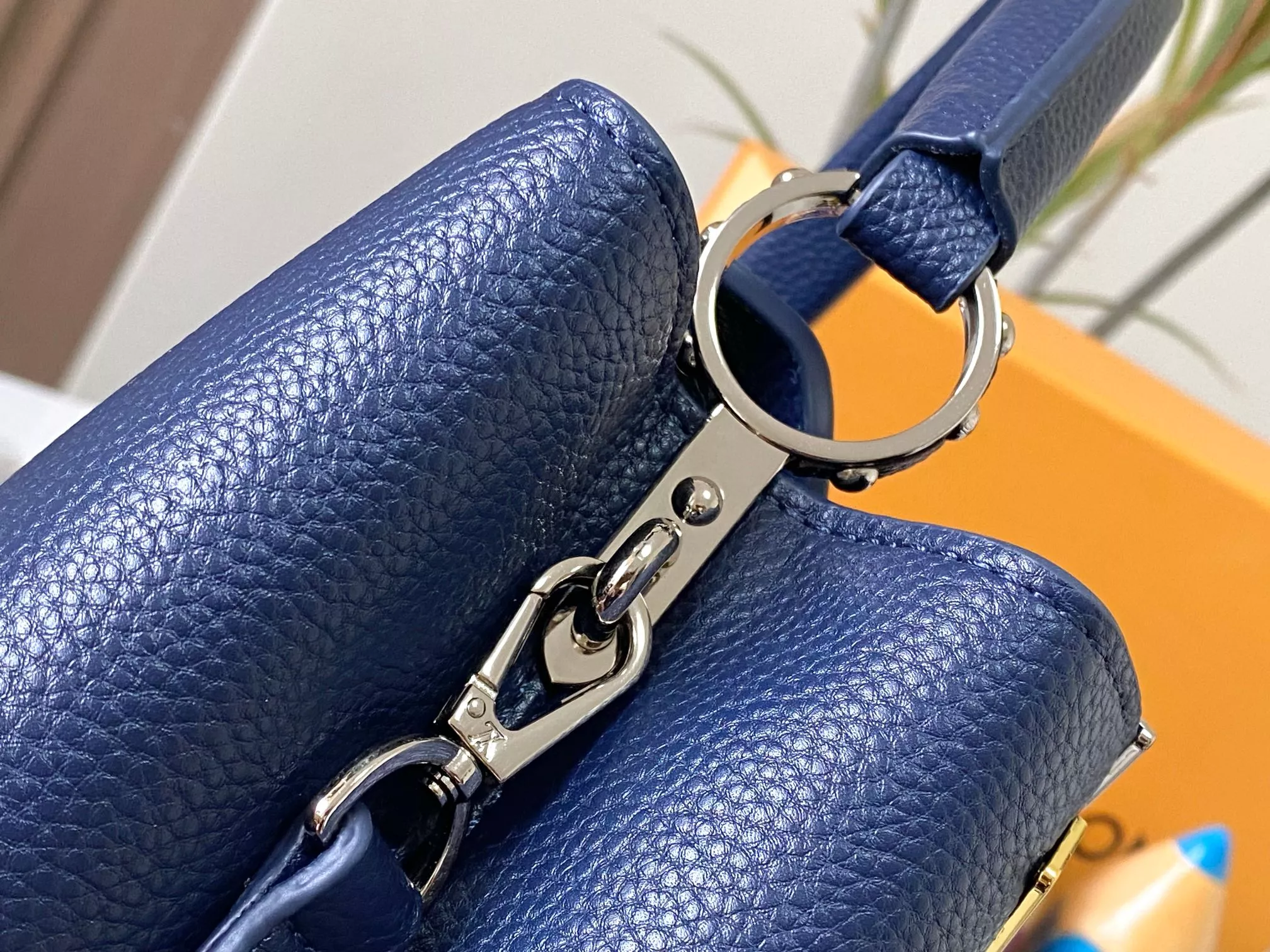 Soft 5671 Louis Vuitton AAA Quality Messenger Bags For Women - Image 6