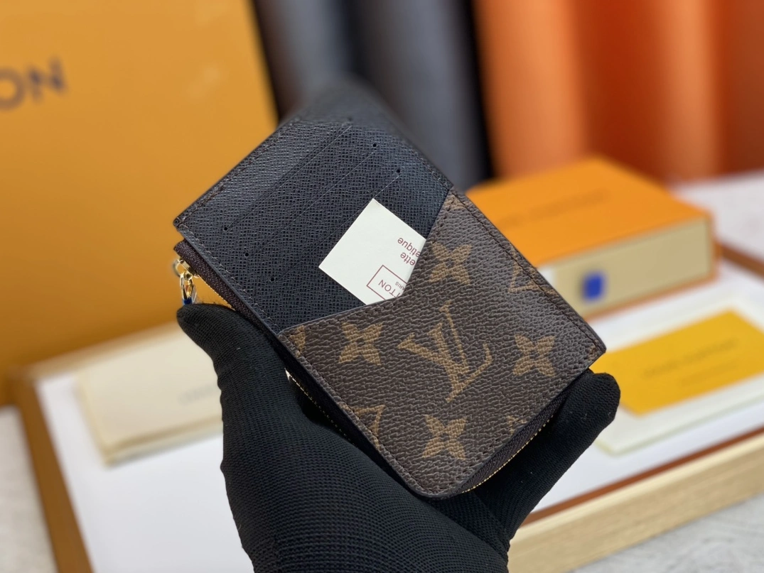 Soft 912 Louis Vuitton LV Card Case In Black For Women