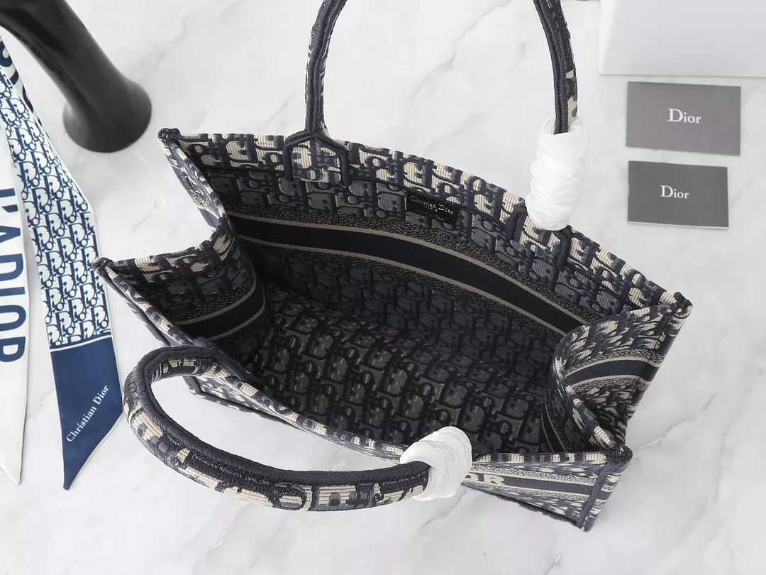 Trendsetting 567 Christian Dior AAA Quality Tote-Handbags For Women - Image 8