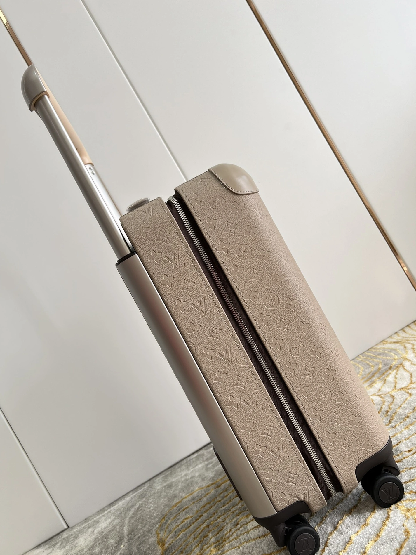 UrbanStyle 2198 Louis Vuitton Luggage - Image 3