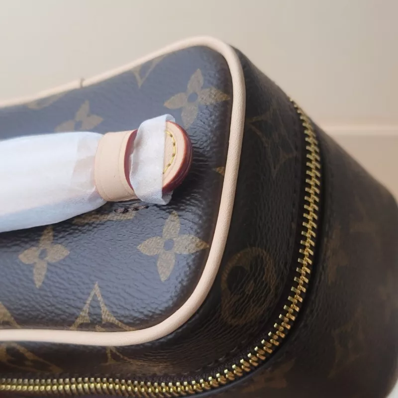 Versatile 3019 Louis Vuitton AAA Quality Handbags For Women - Image 5