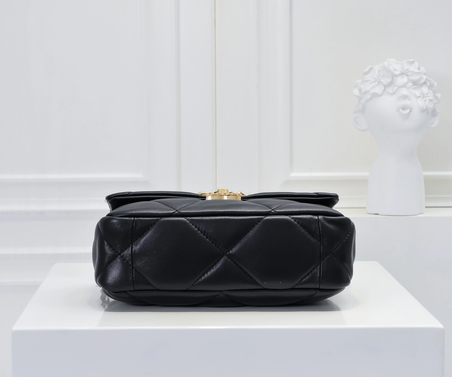 Versatile 5898 Chanel AAA Quality Messenger Bags For Women - Image 3