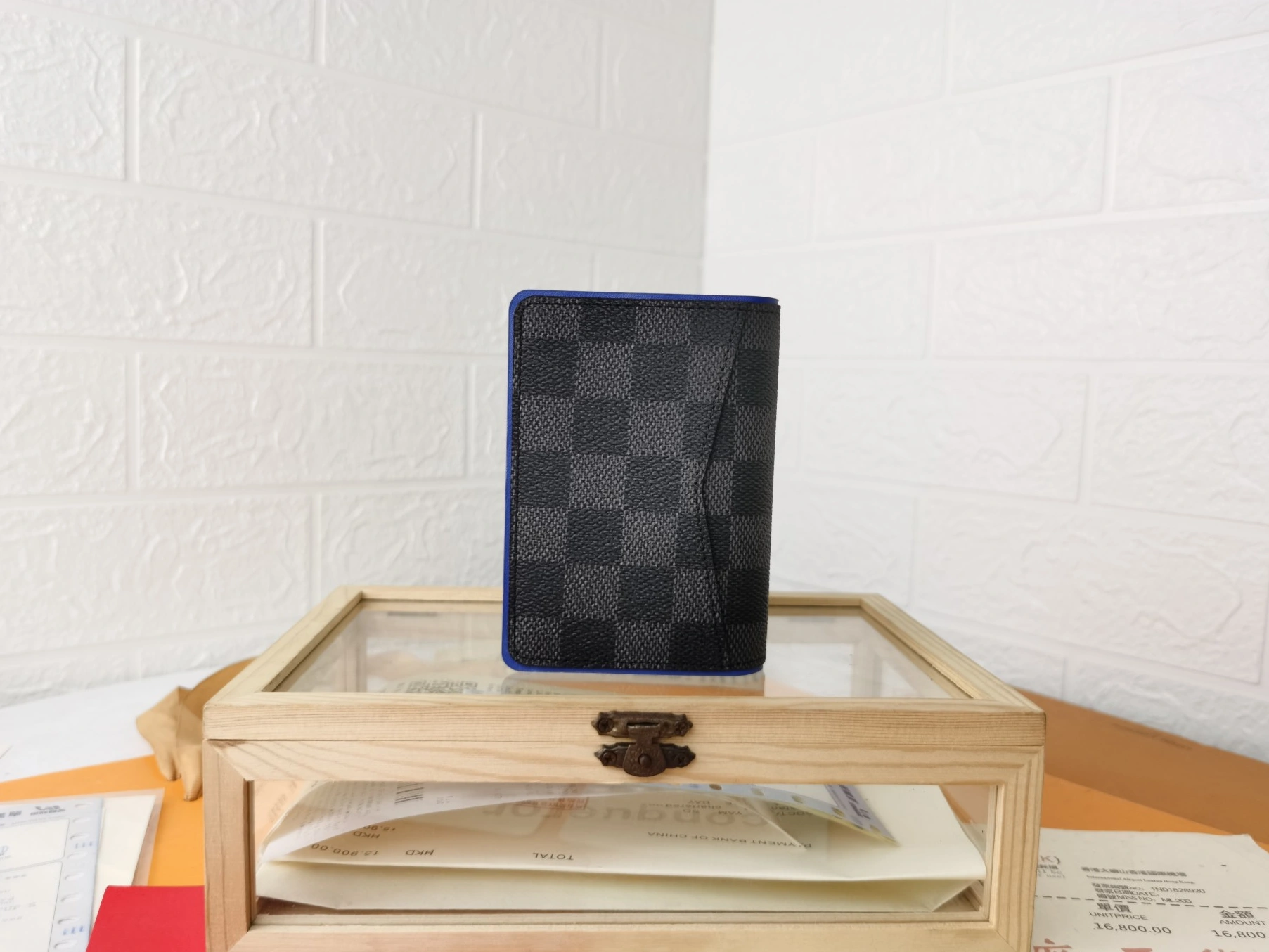 Vibrant 1713 Louis Vuitton LV Card Case For Unisex - Image 3