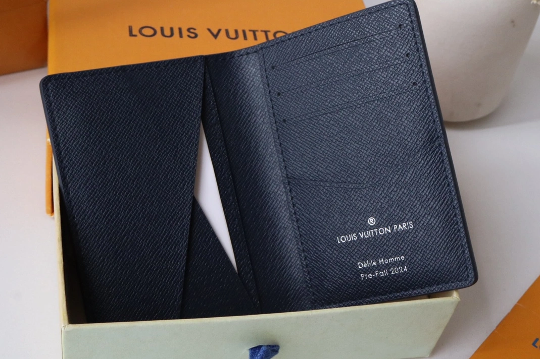 Vibrant 5671 Louis Vuitton LV Card Case - Image 5