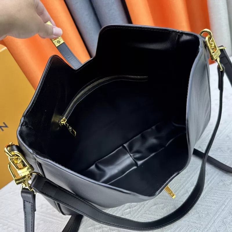 WellDesigned 7095 Louis Vuitton AAA Quality Messenger Bags For Women - Image 7