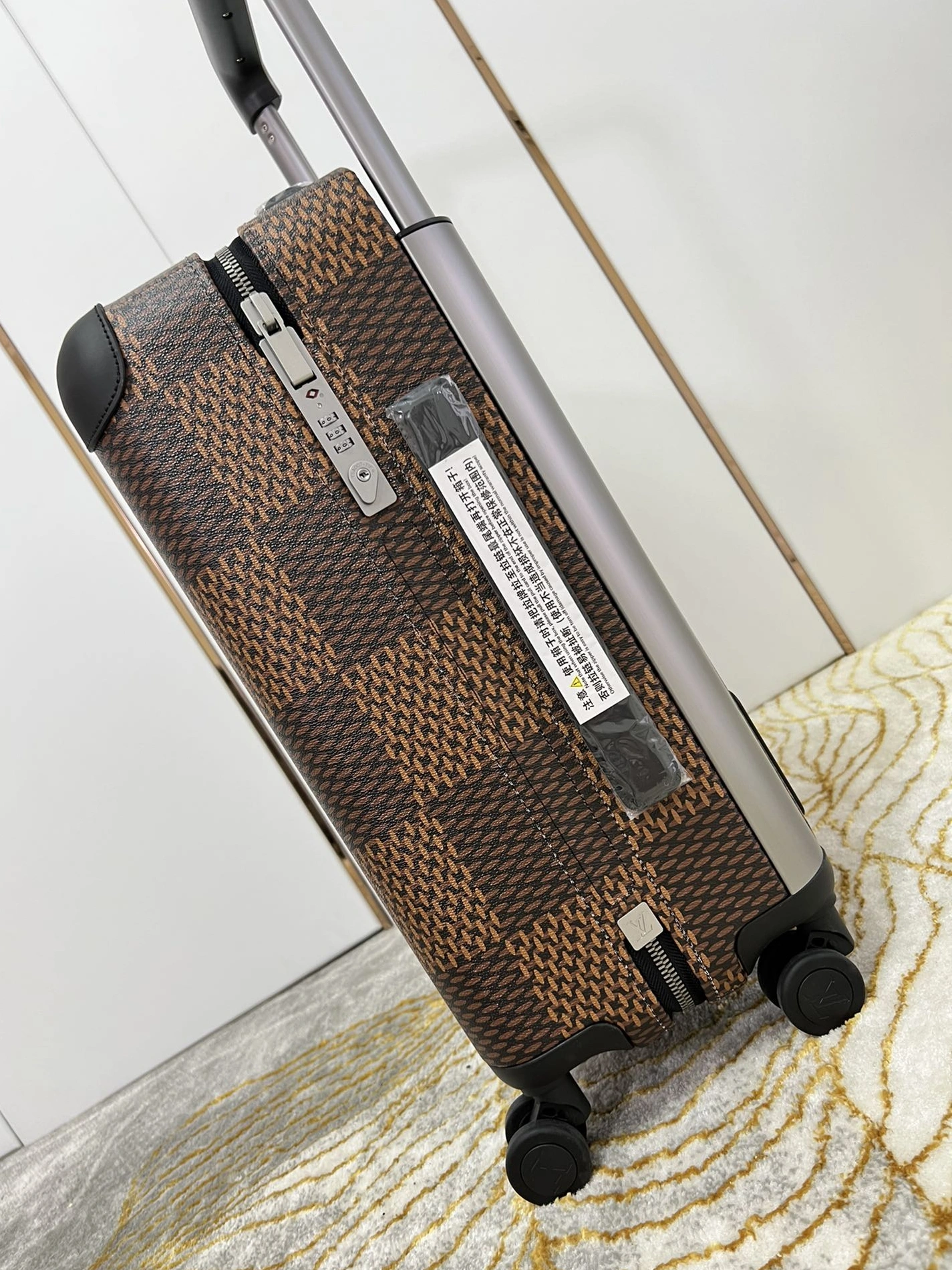 WellDesigned 7097 Louis Vuitton Luggage - Image 4