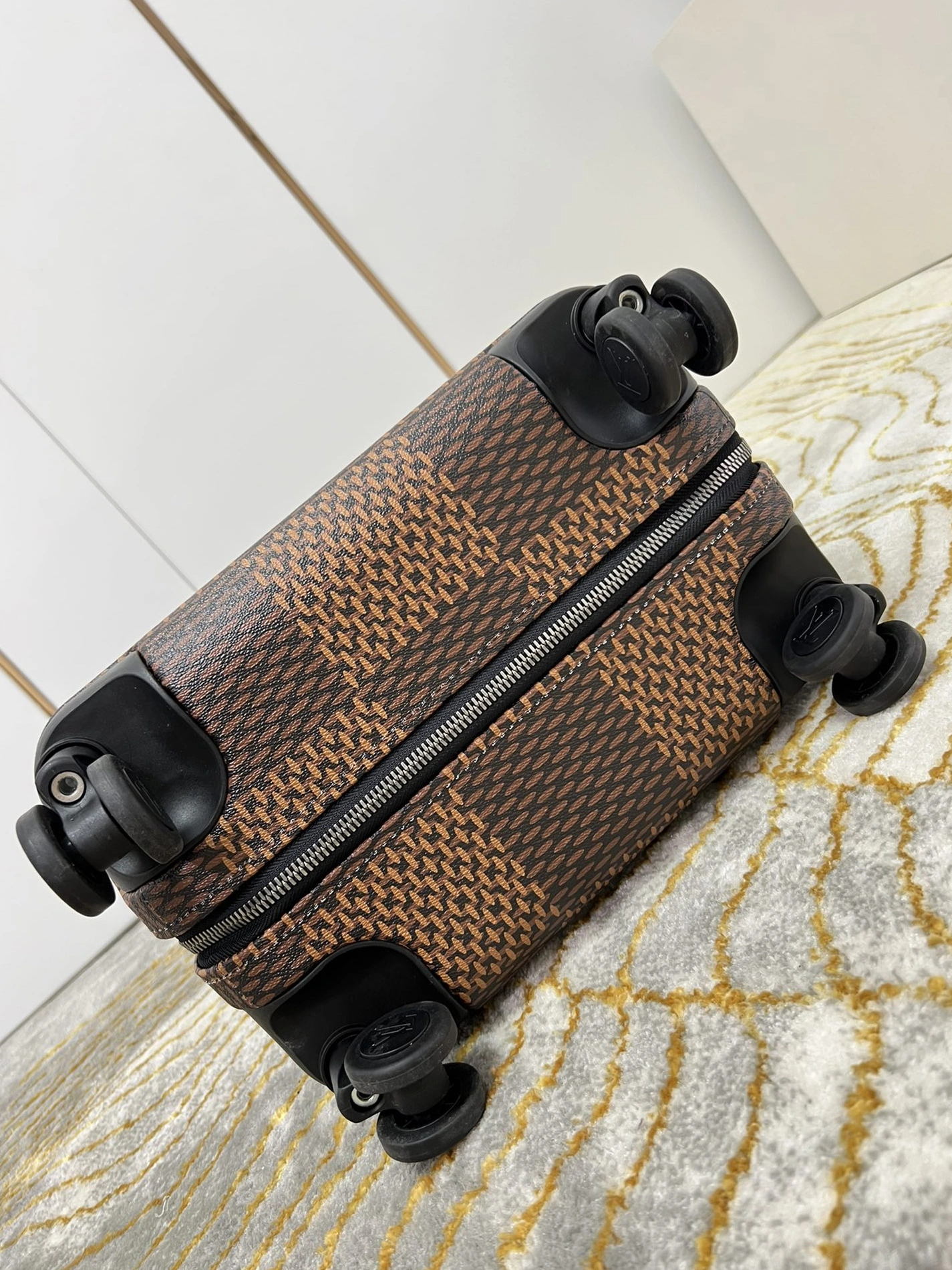 WellDesigned 7097 Louis Vuitton Luggage - Image 5