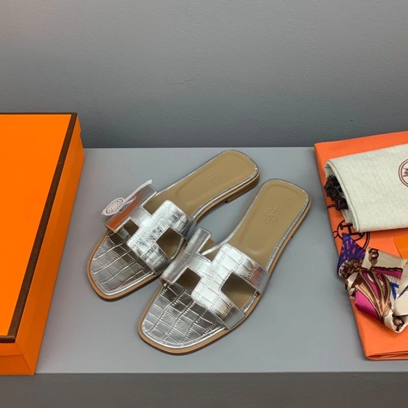 Hermes Oran Slides Women Crocodile Leather In Silver - Image 3