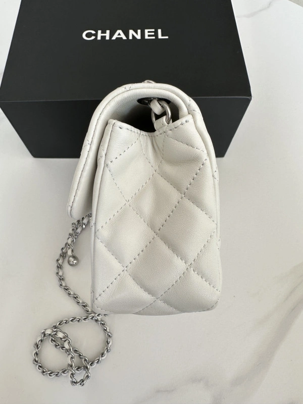 CHANEL FLAP BAG Fashionable 384 - Image 5