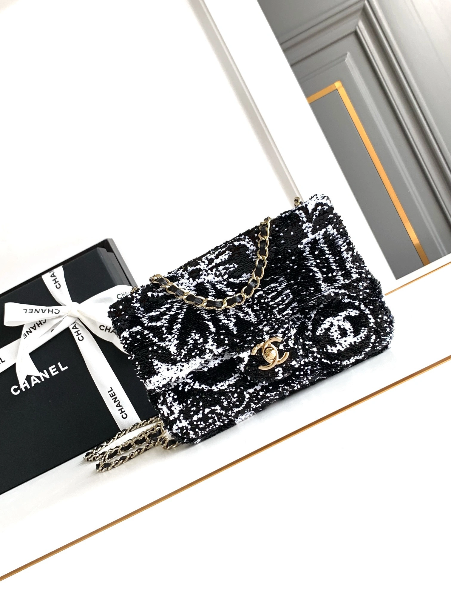 CHANEL FLAP BAG 20CM Popular 284